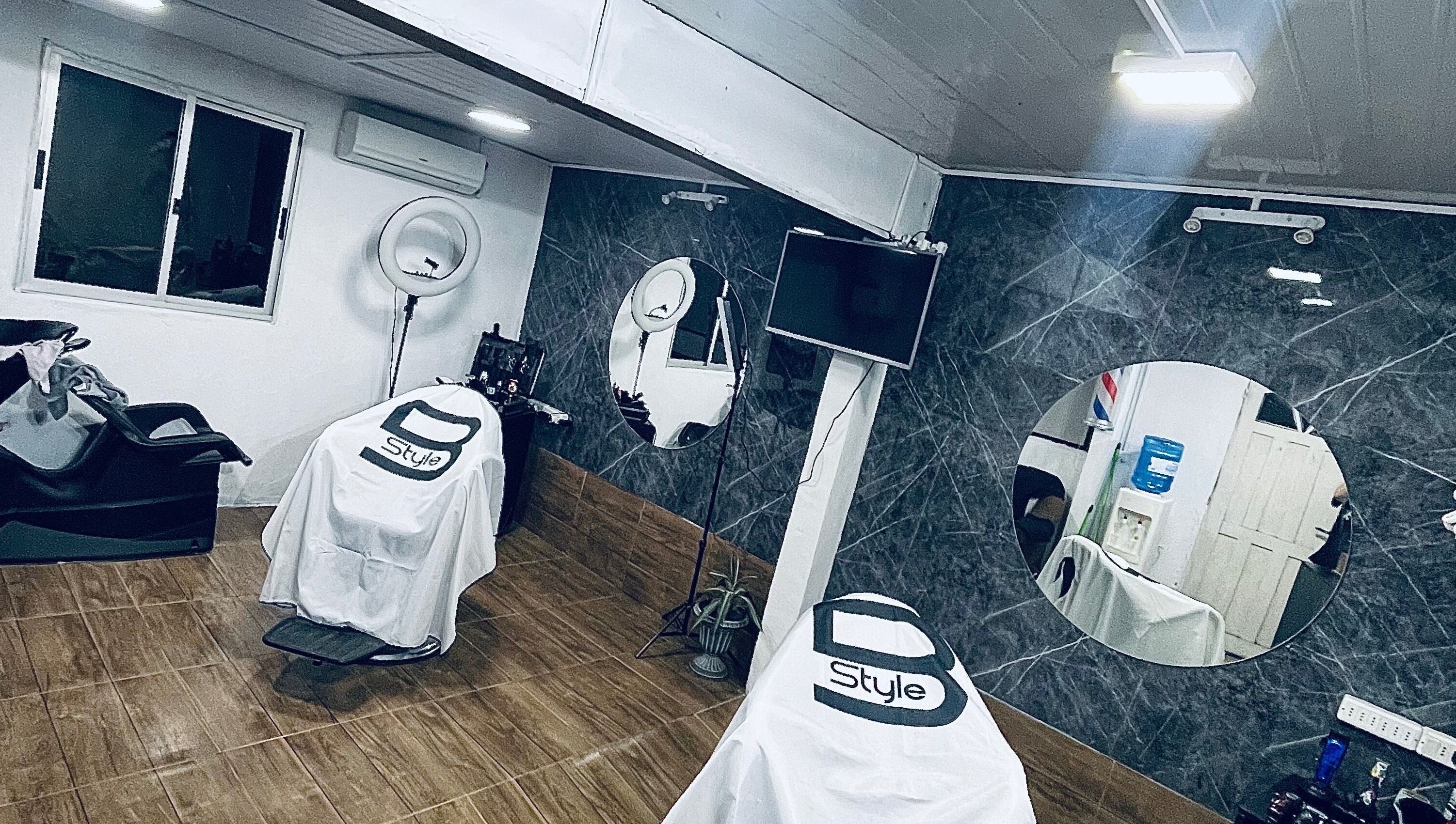 Moderno interior de Brunobarberstudio en Maldonado, Departamento De Maldonado, UY con sillas y espejos elegantes.