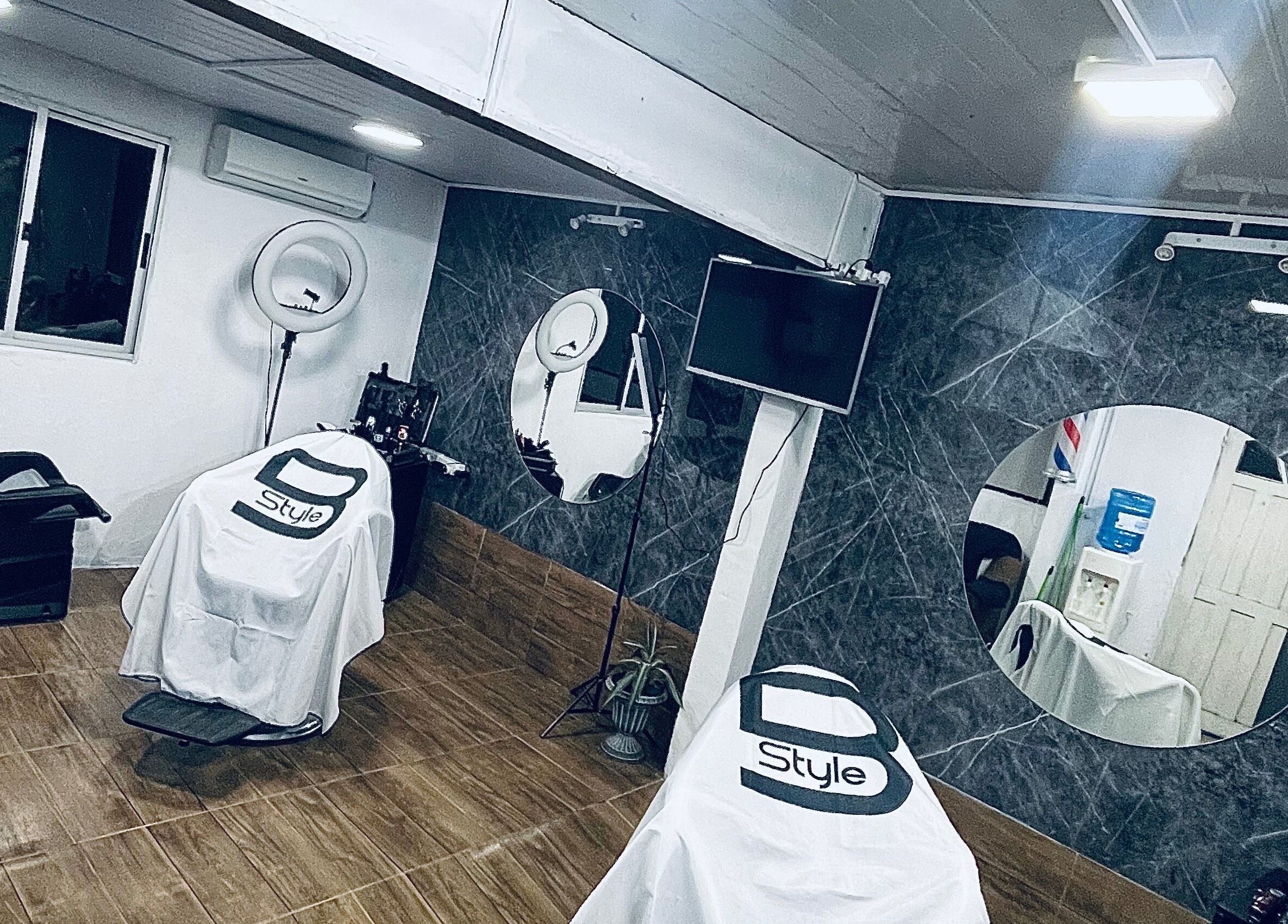 Moderno interior de Brunobarberstudio en Maldonado, Departamento De Maldonado, UY con sillas y espejos elegantes.