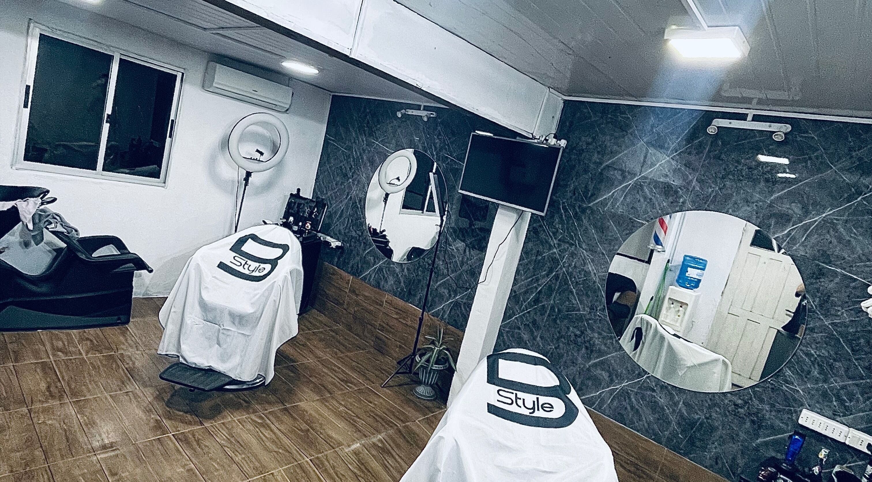 Moderno interior de Brunobarberstudio en Maldonado, Departamento De Maldonado, UY con sillas y espejos elegantes.