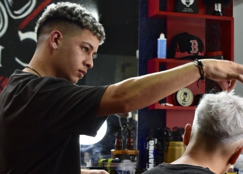 Barbero estilizando corte moderno en Brunobarberstudio, Maldonado, Departamento De Maldonado, UY.