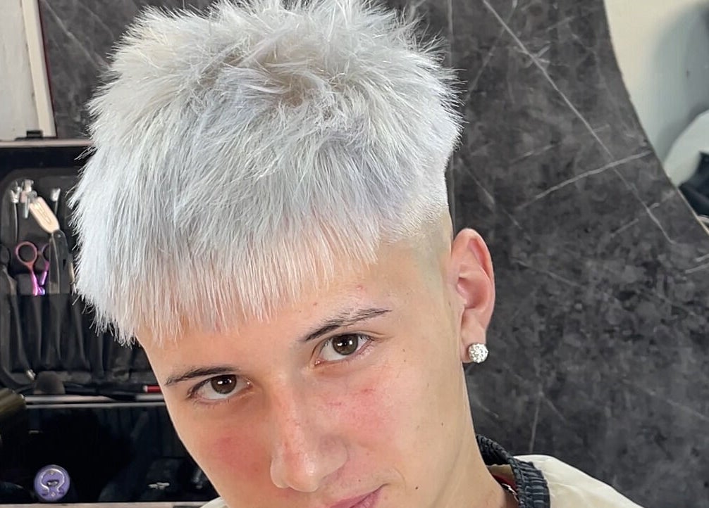 Peinado moderno en Brunobarberstudio, Maldonado, Departamento De Maldonado, UY. Elegante estilo platinado.