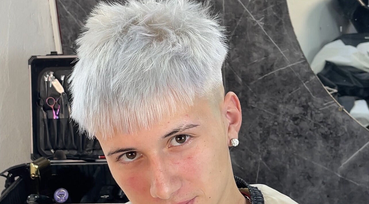 Peinado moderno en Brunobarberstudio, Maldonado, Departamento De Maldonado, UY. Elegante estilo platinado.