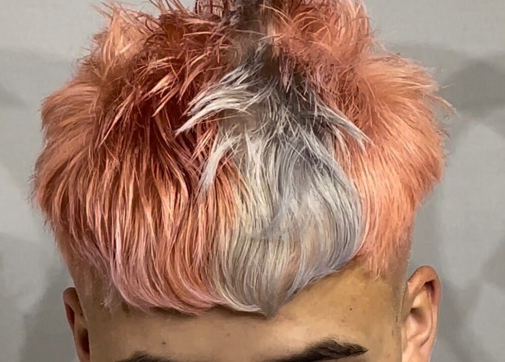 Cabello teñido en colores rosa y gris moderno en Brunobarberstudio, Maldonado, Departamento De Maldonado, UY.