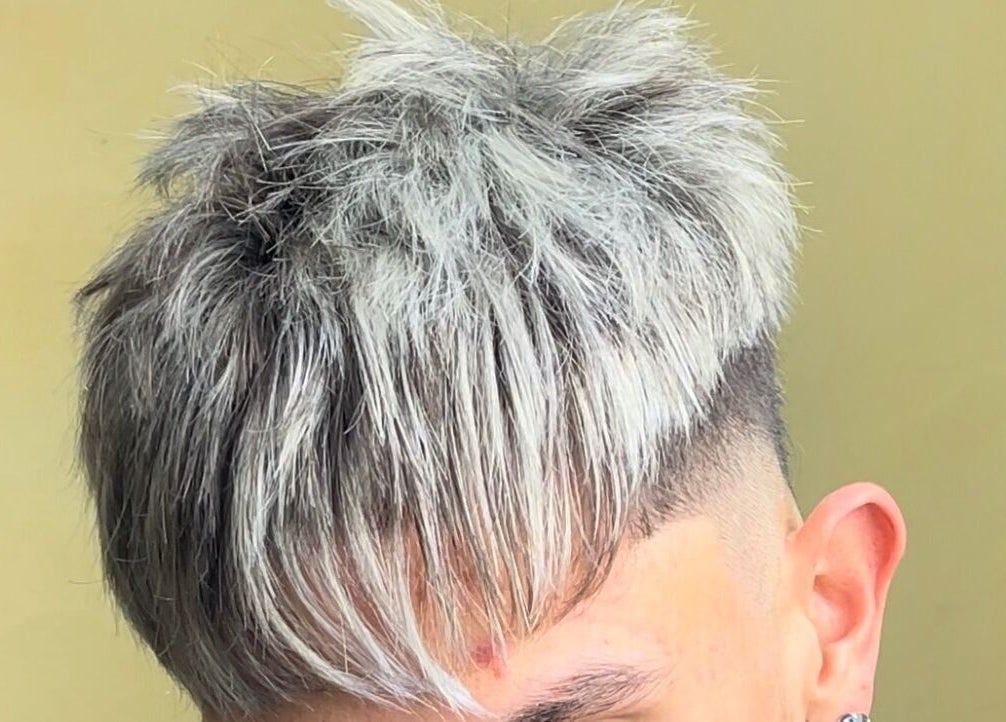 Corte moderno en Brunobarberstudio, Maldonado, Departamento De Maldonado, UY, mostrando un peinado texturizado.