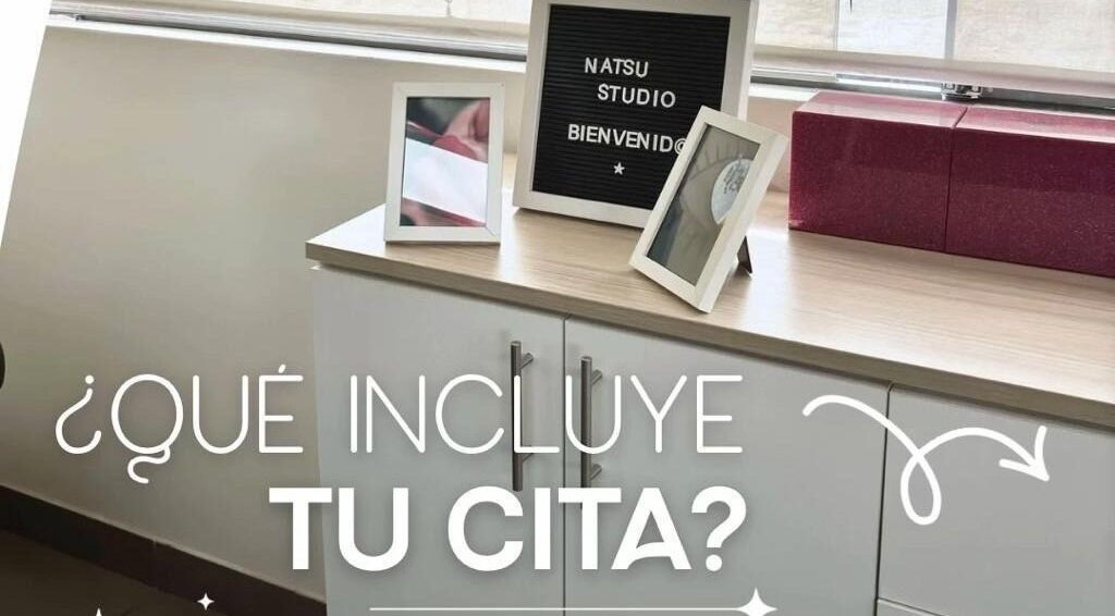 Cartel de bienvenida en Natsu Studio, Santiago De Surco, Provincia De Lima, PE, sobre gabinete blanco.