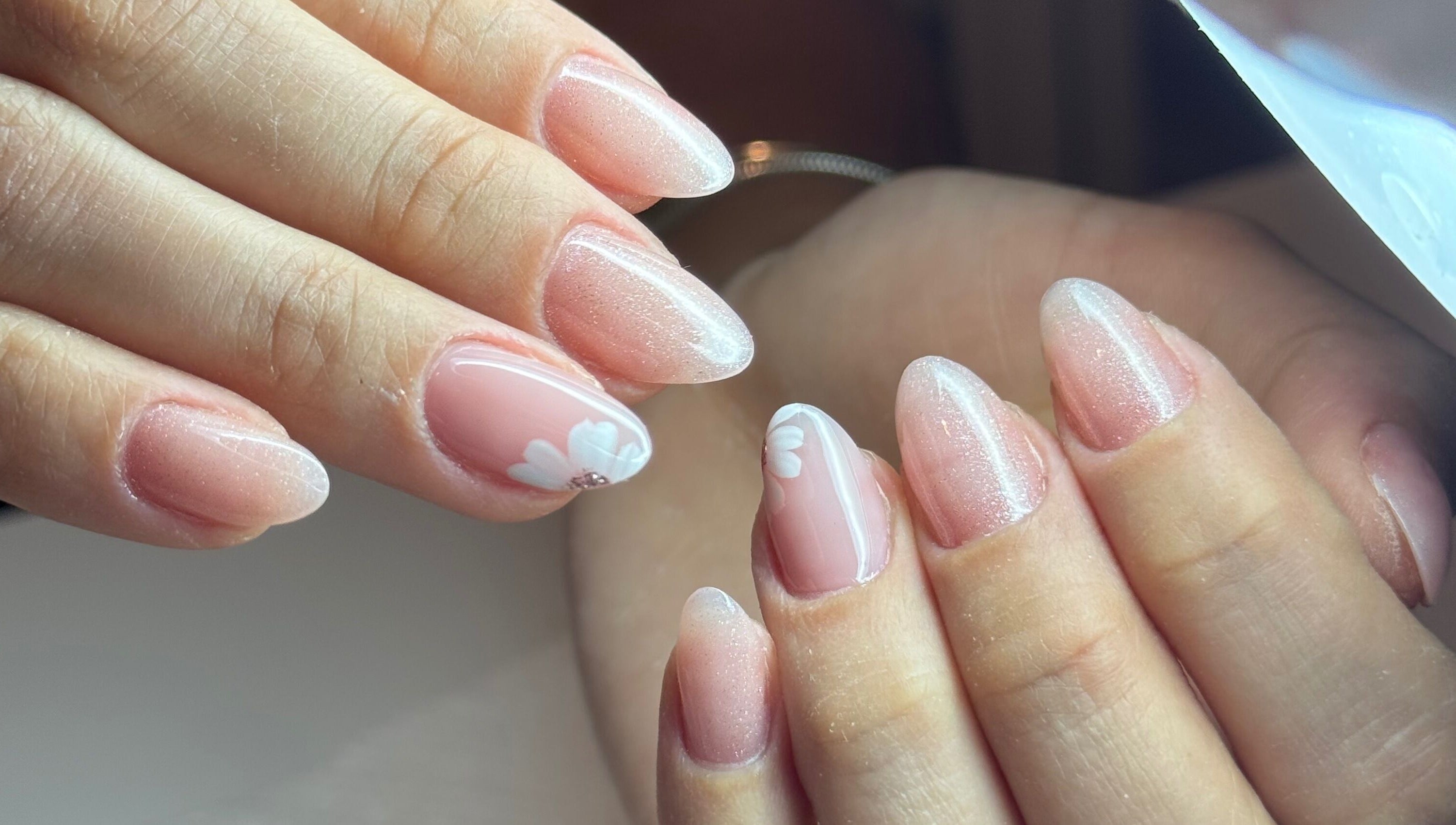 Unhas com design floral na Ana Valentim Nails Design, Beverly, New Jersey, US.