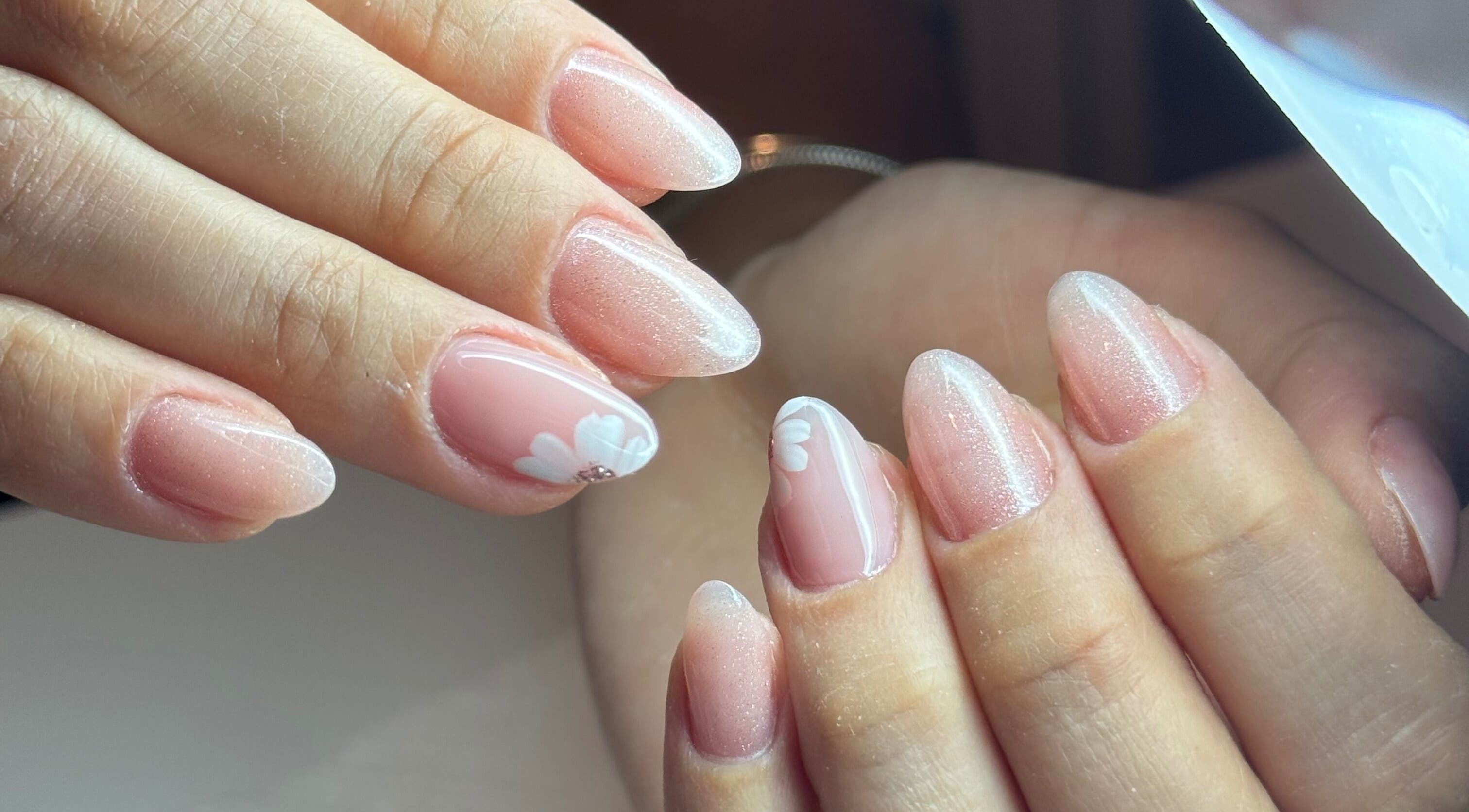 Unhas com design floral na Ana Valentim Nails Design, Beverly, New Jersey, US.