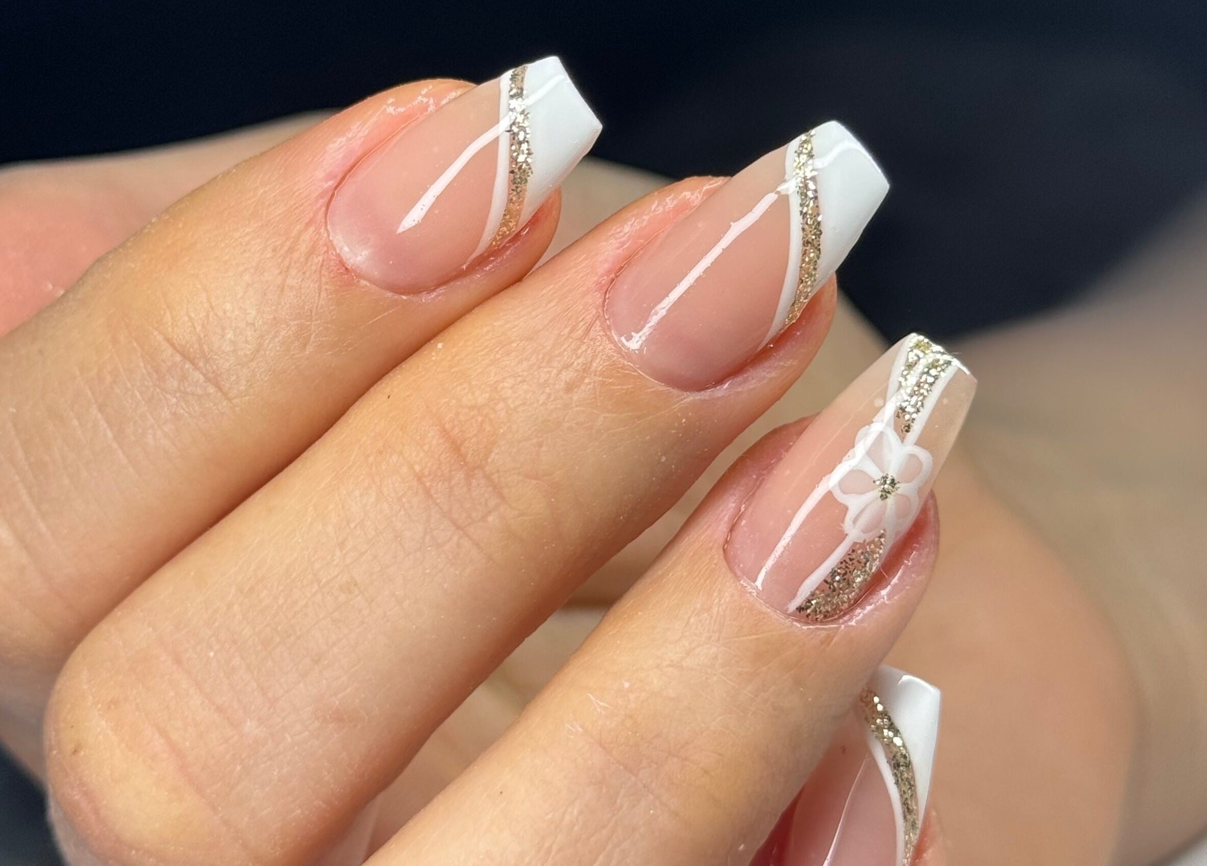 Design elegante de unhas na Ana Valentim Nails Design em Beverly, New Jersey, US, com detalhes em dourado.