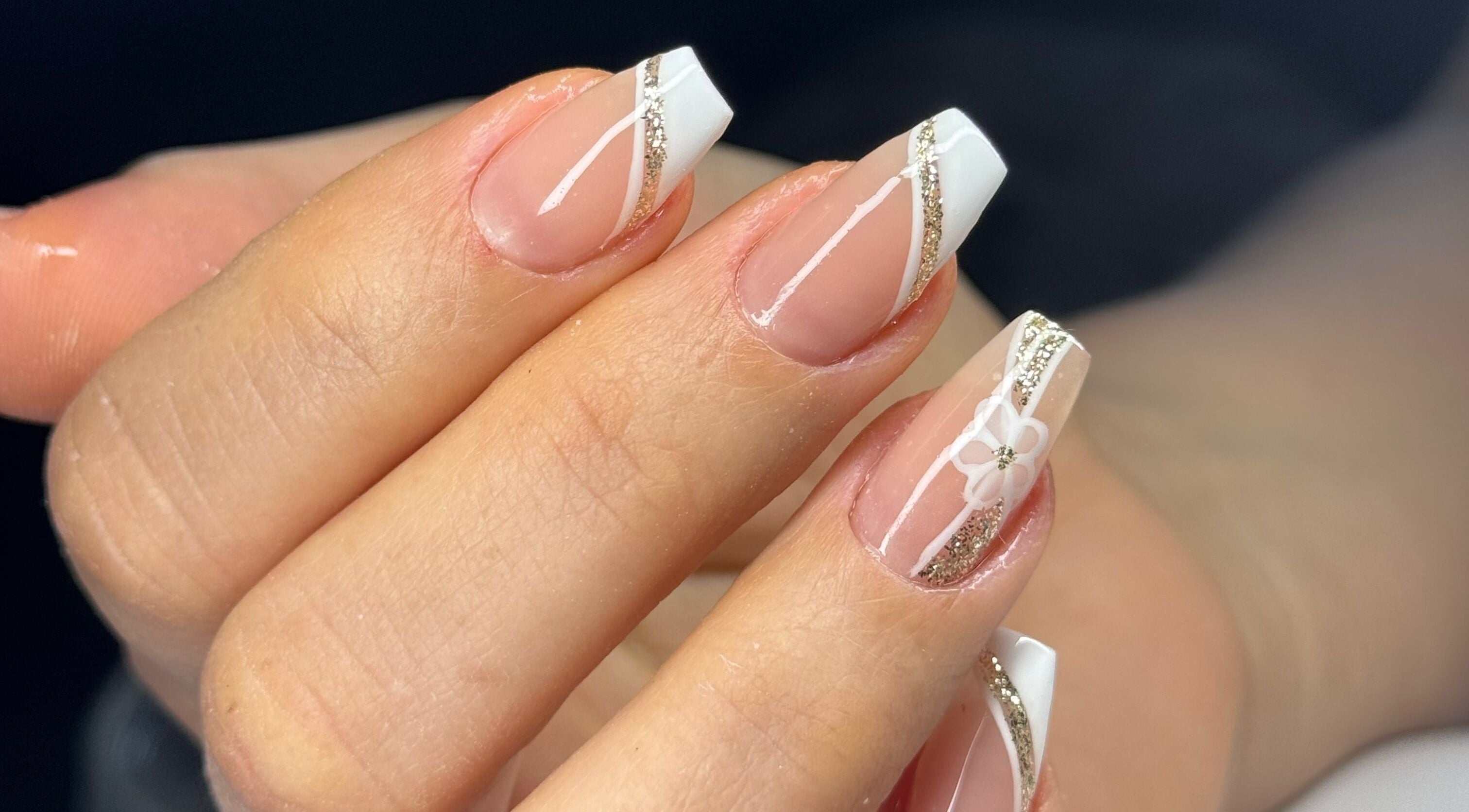 Design elegante de unhas na Ana Valentim Nails Design em Beverly, New Jersey, US, com detalhes em dourado.