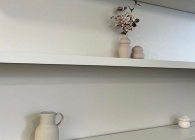Étagères minimalistes à Eternal Beauty Lausanne Chez Tamara Coiffure, Lausanne, Vaud, CH.