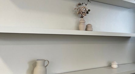 Étagères minimalistes à Eternal Beauty Lausanne Chez Tamara Coiffure, Lausanne, Vaud, CH.