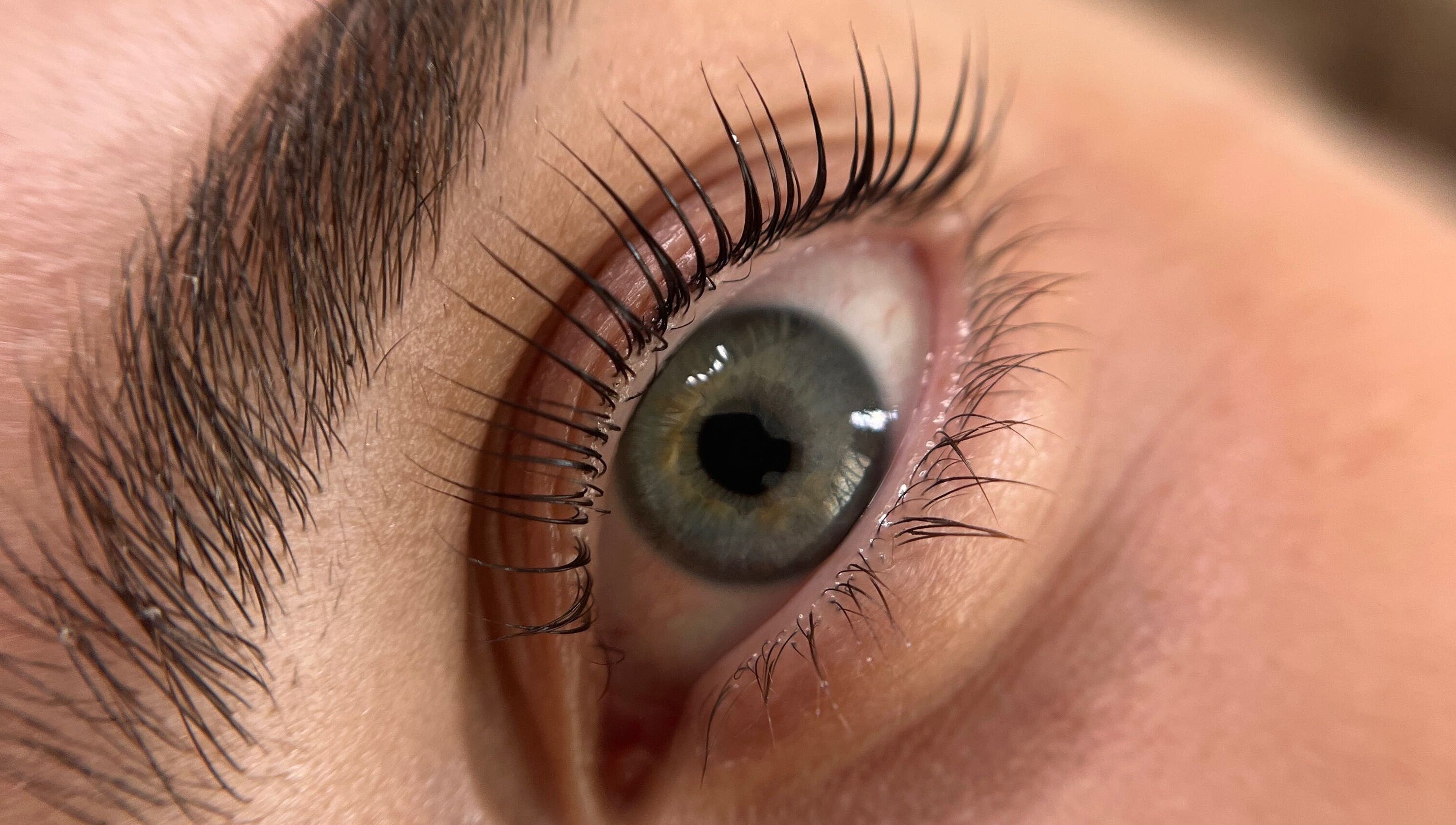 Olho com cílios destacados no Joyce Rosa Estética, Viana Do Castelo, PT.