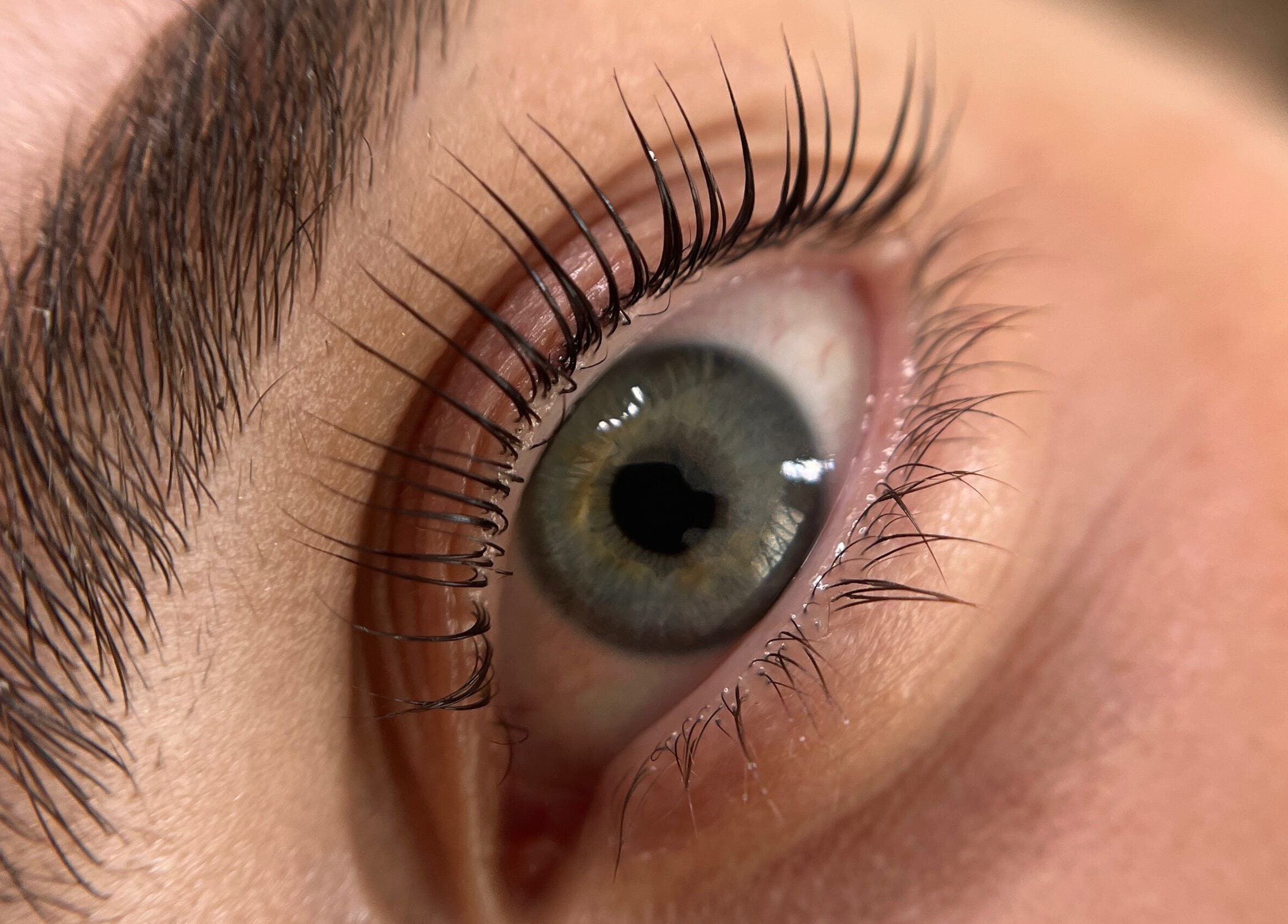 Olho com cílios destacados no Joyce Rosa Estética, Viana Do Castelo, PT.