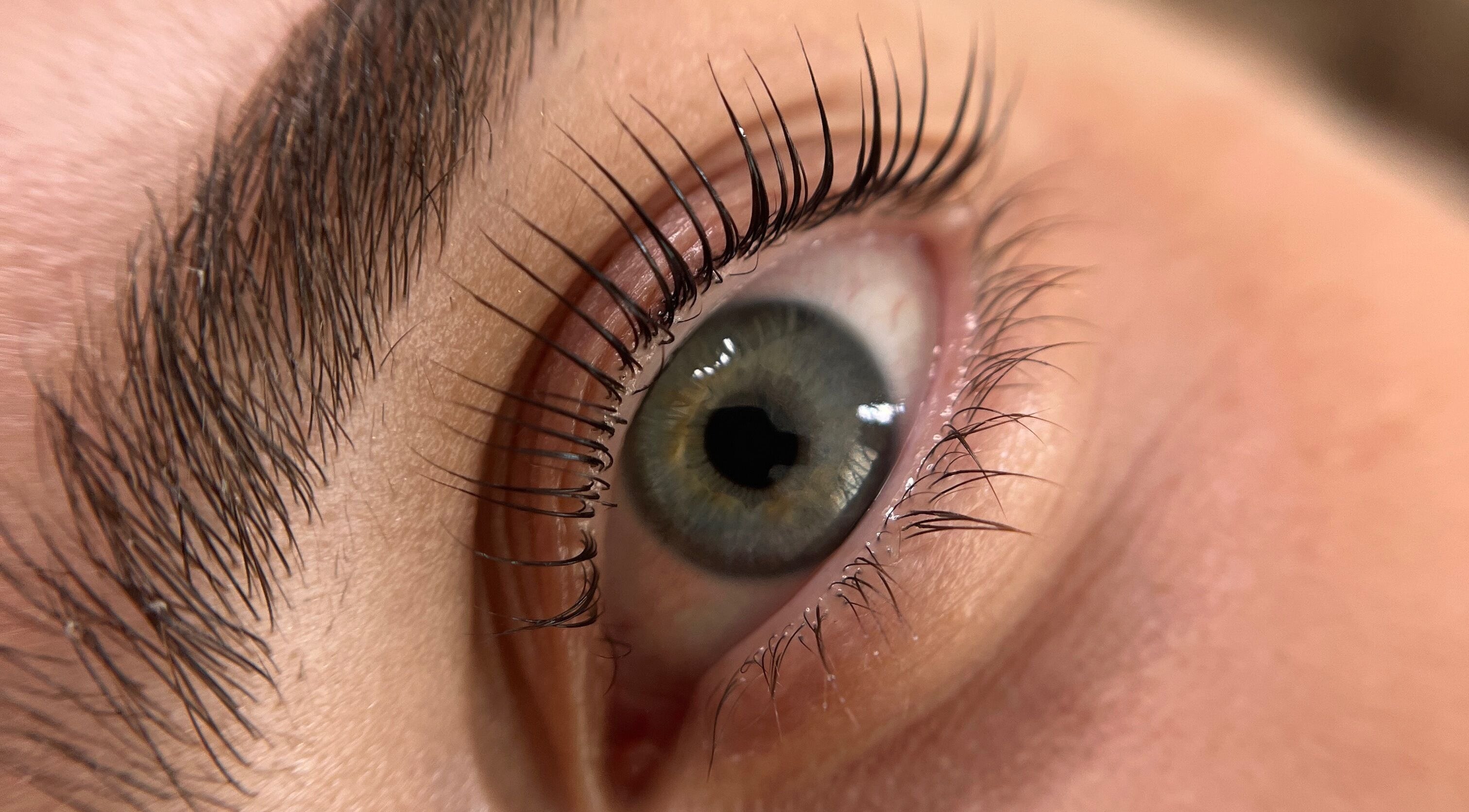 Olho com cílios destacados no Joyce Rosa Estética, Viana Do Castelo, PT.