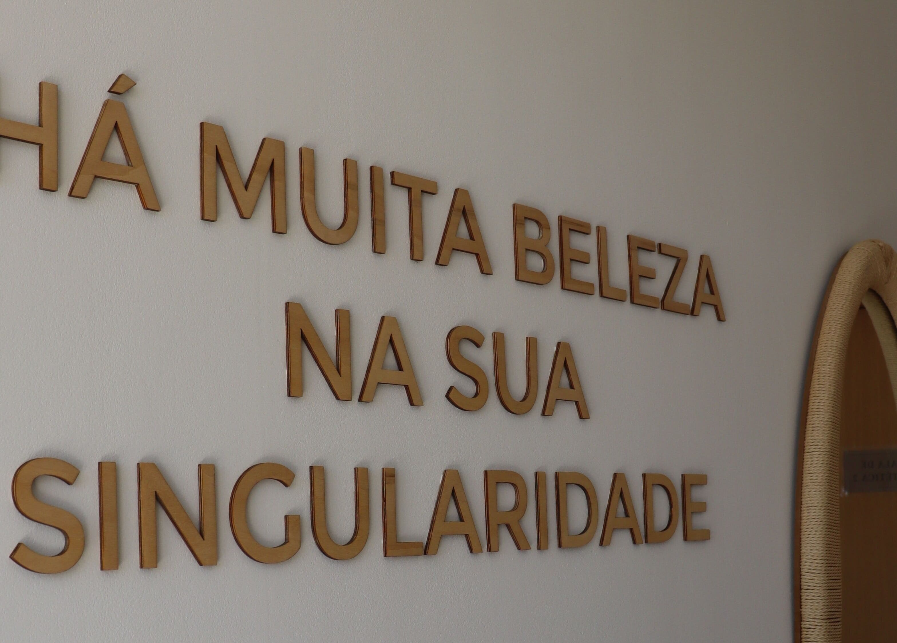 Inspiração na parede do Joyce Rosa Estética, Viana Do Castelo, PT: 'Há muita beleza na sua singularidade'.