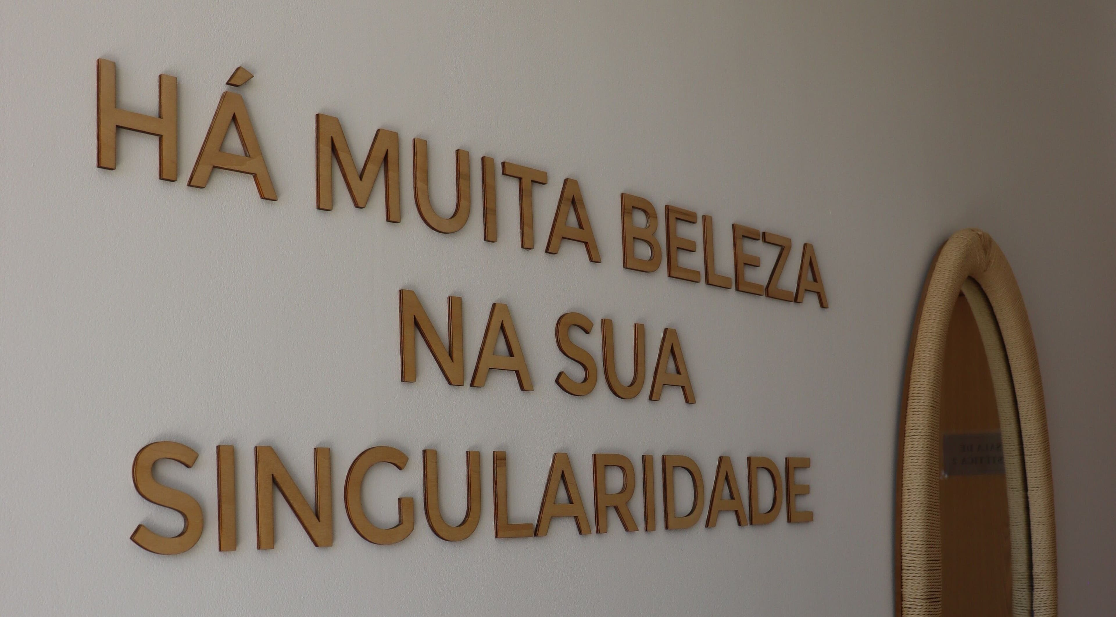 Inspiração na parede do Joyce Rosa Estética, Viana Do Castelo, PT: 'Há muita beleza na sua singularidade'.