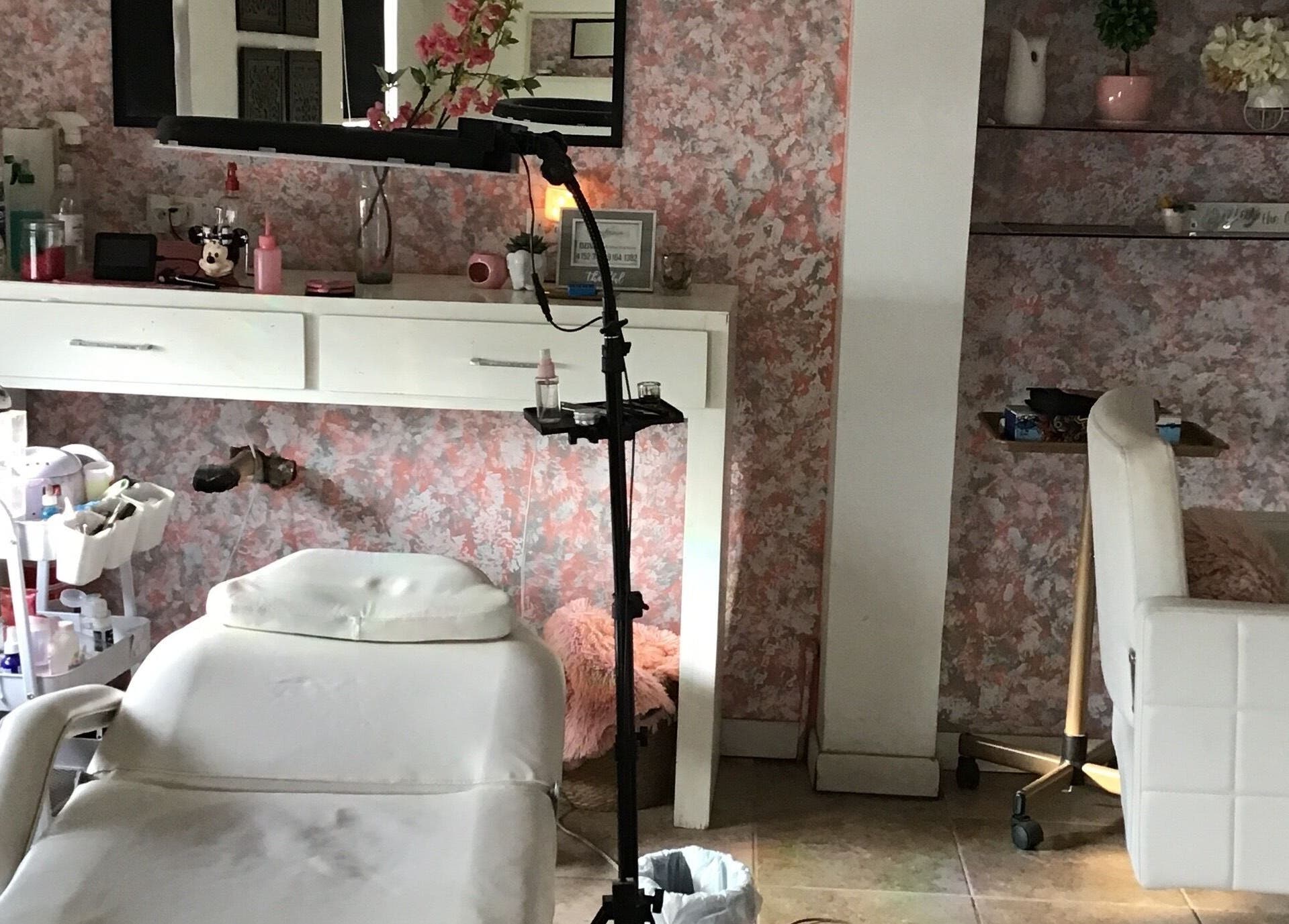 Sala de tratamientos en Studio SM, Chihuahua, Chihuahua, MX. Ambiente acogedor y moderno para bienestar.