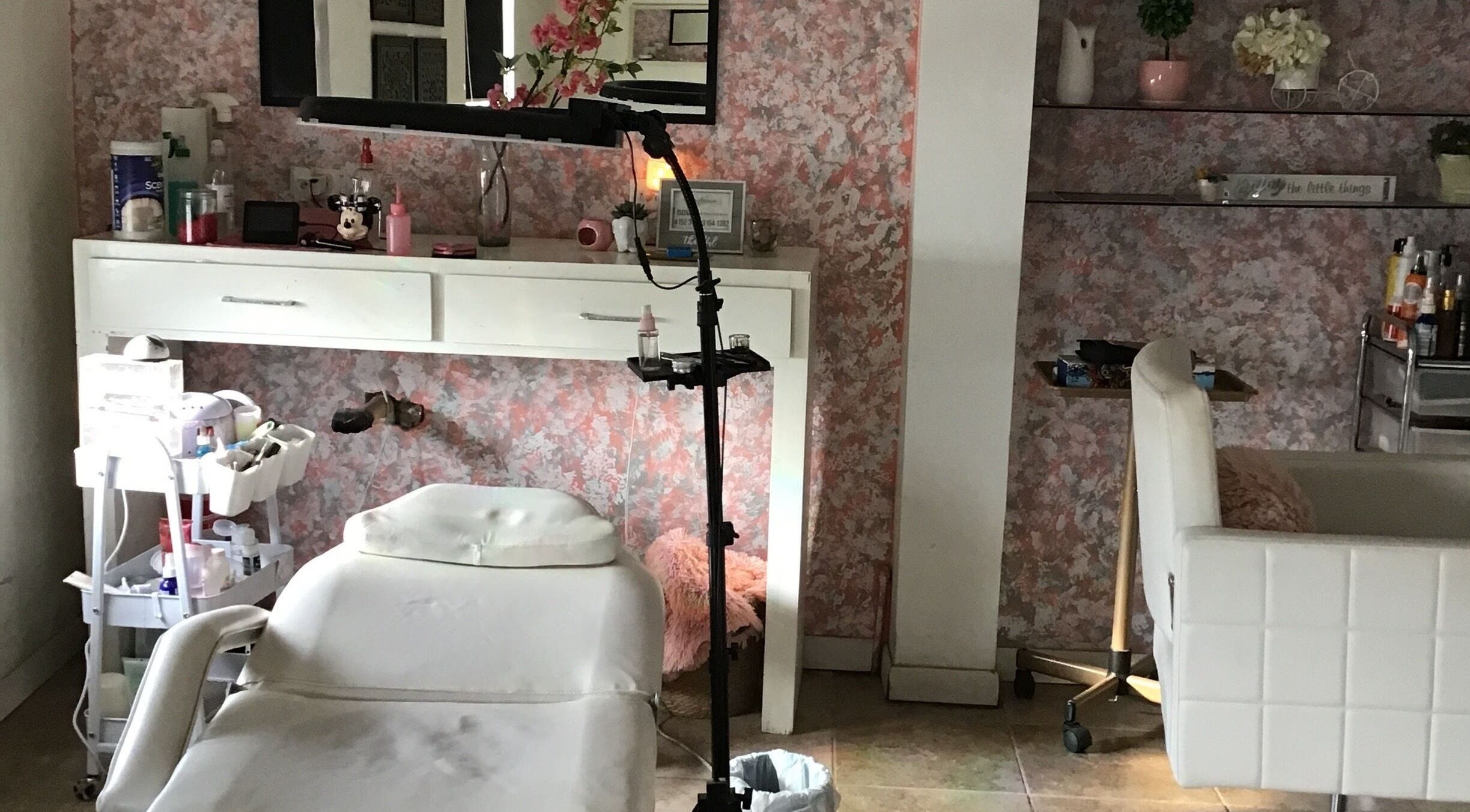 Sala de tratamientos en Studio SM, Chihuahua, Chihuahua, MX. Ambiente acogedor y moderno para bienestar.