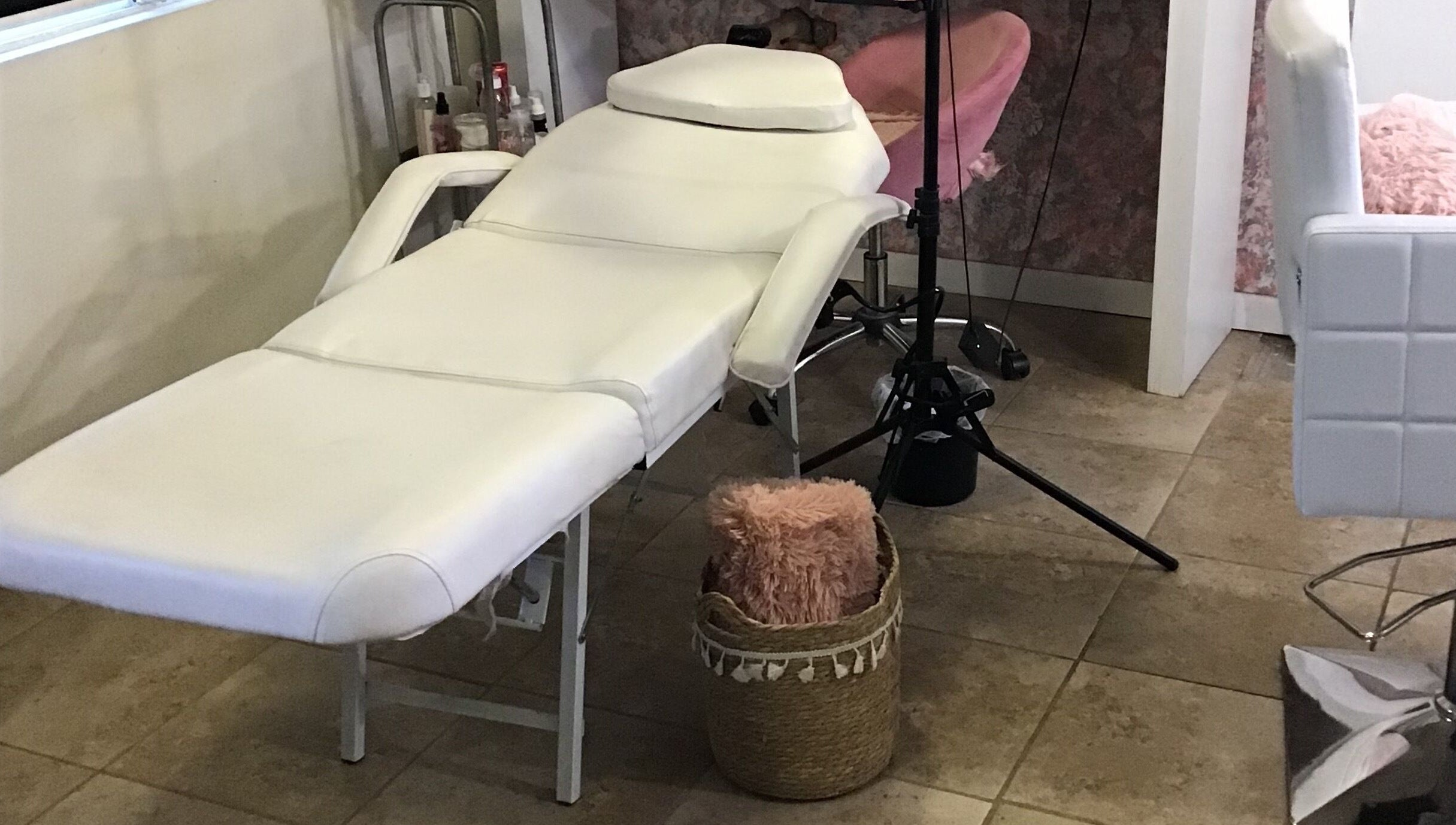 Camilla blanca en Studio SM, Chihuahua, Chihuahua, MX para tratamientos de belleza y bienestar.