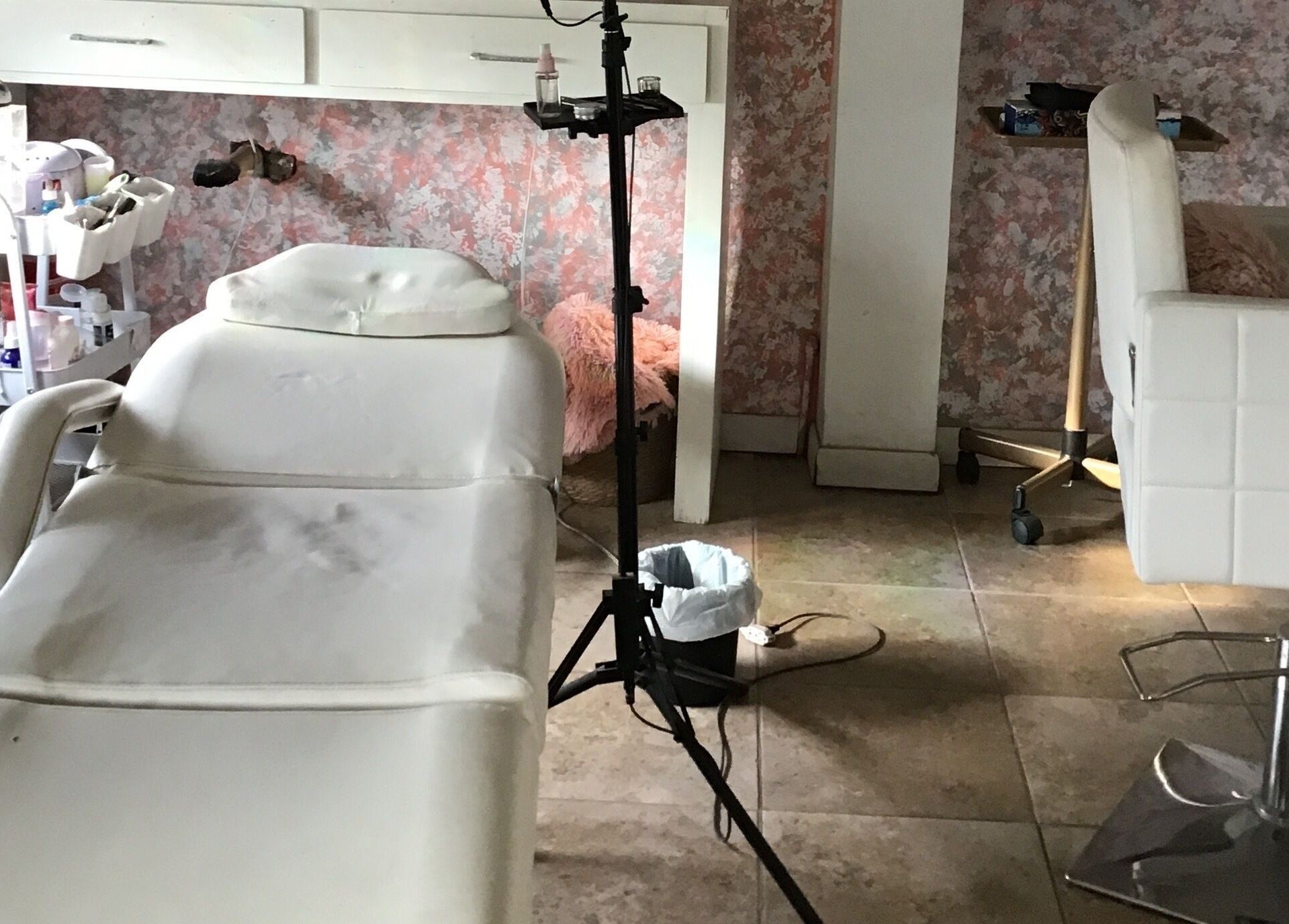 Sala de tratamiento en Studio SM, Chihuahua, Chihuahua, MX. Camilla y equipo moderno en ambiente relajante.