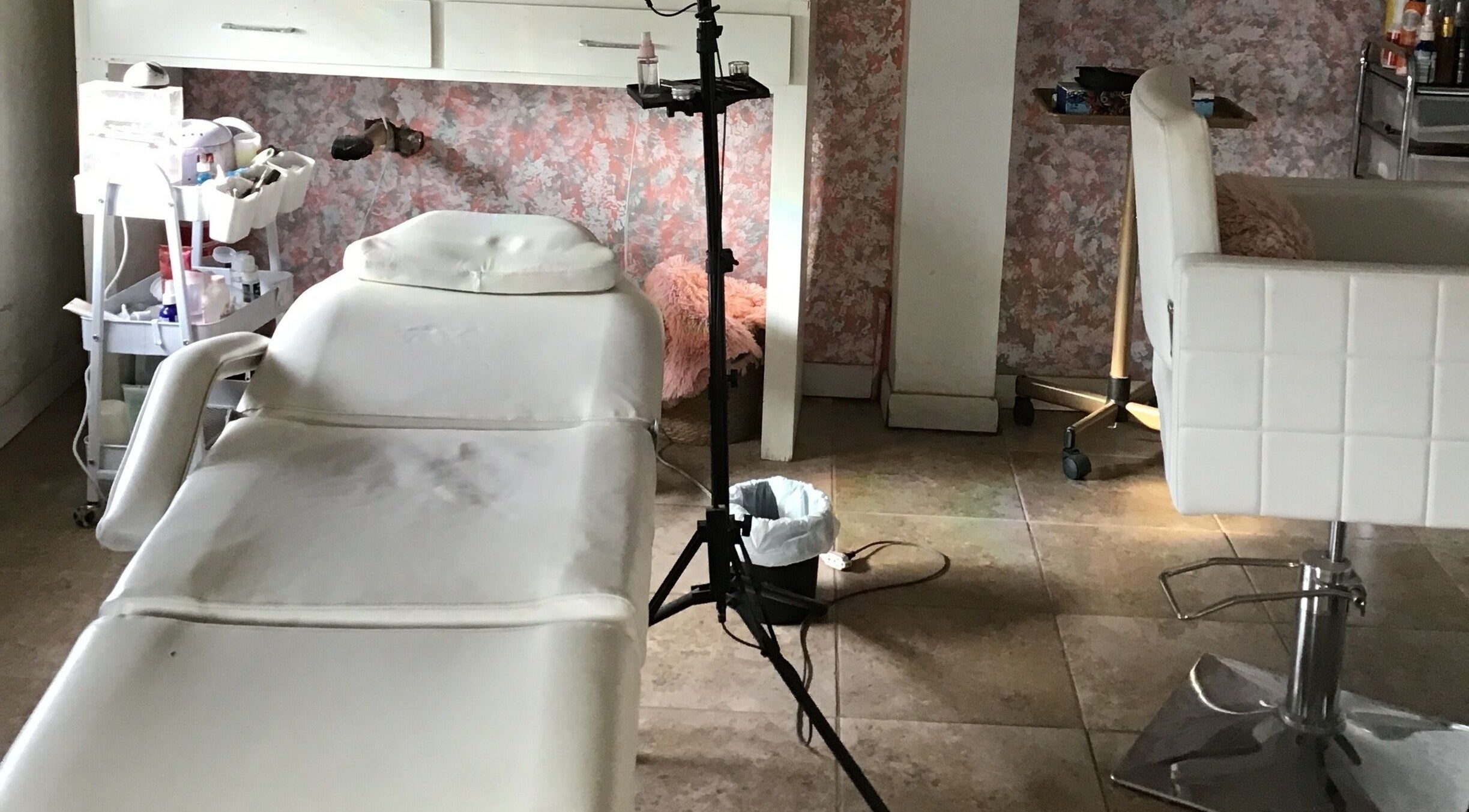 Sala de tratamiento en Studio SM, Chihuahua, Chihuahua, MX. Camilla y equipo moderno en ambiente relajante.