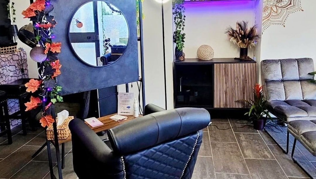 Interno elegante di Jess Hairstylist a Chiasso, Ticino, CH, con sedie moderne e arredi accoglienti.