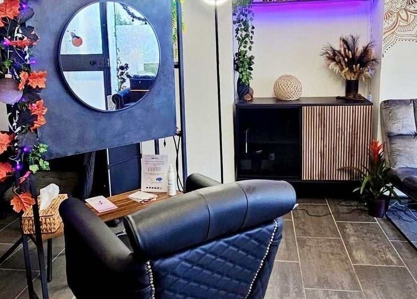 Interno elegante di Jess Hairstylist a Chiasso, Ticino, CH, con sedie moderne e arredi accoglienti.