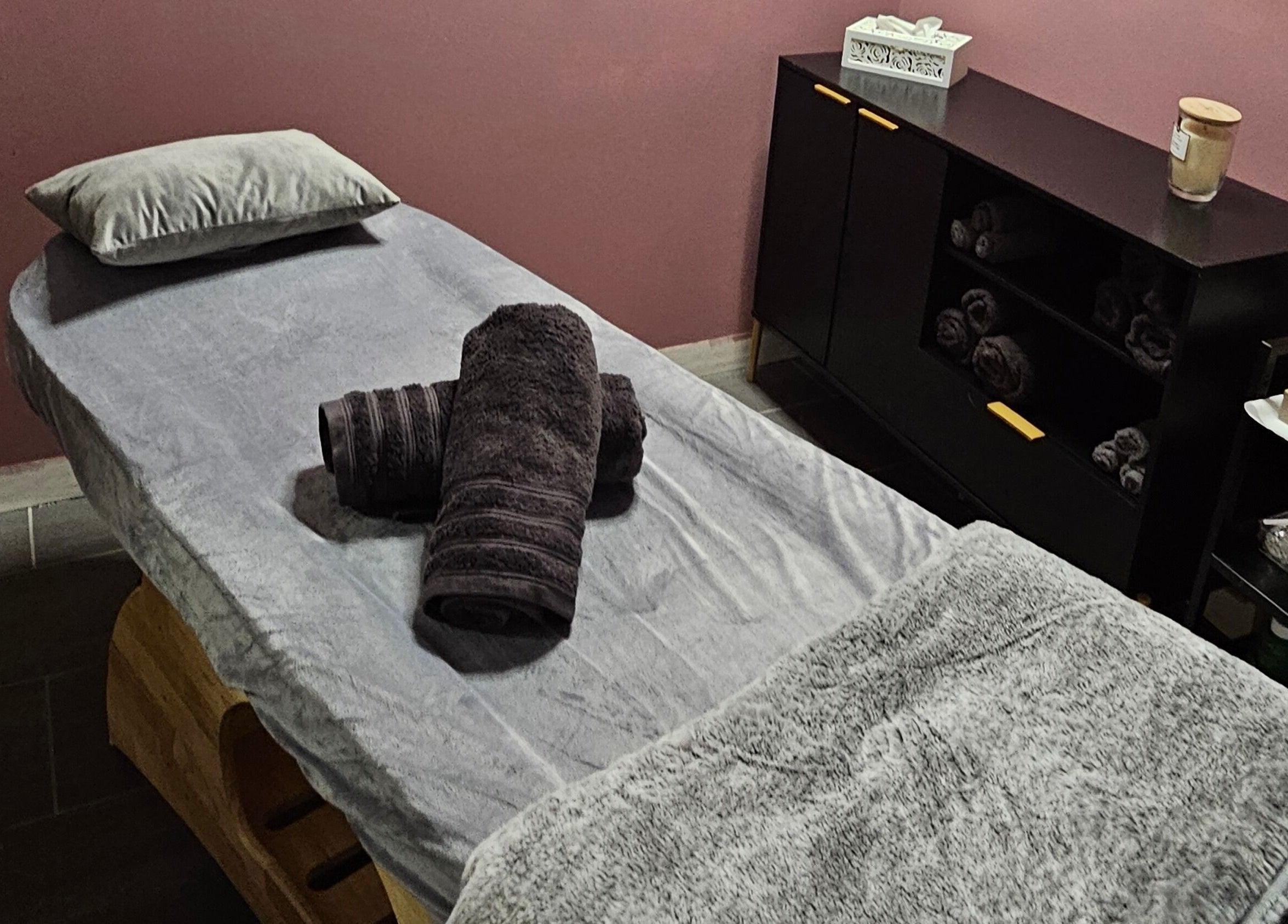 Sala massaggi accogliente presso Jess Hairstylist, Chiasso, Ticino, CH. Atmosfera rilassante e intima.