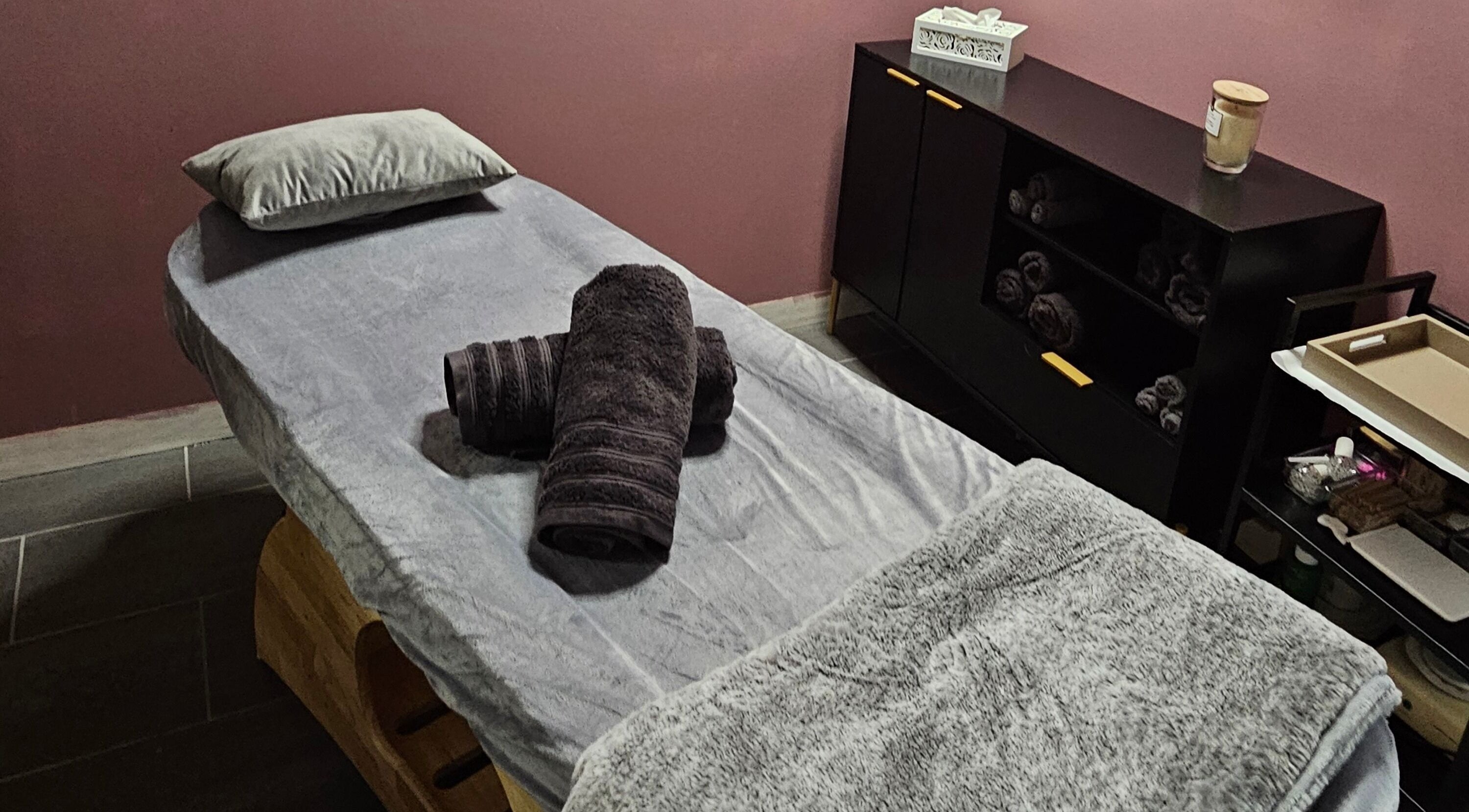 Sala massaggi accogliente presso Jess Hairstylist, Chiasso, Ticino, CH. Atmosfera rilassante e intima.