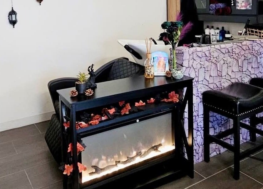 Interno elegante di Jess Hairstylist a Chiasso, Ticino, CH con decorazioni raffinate.