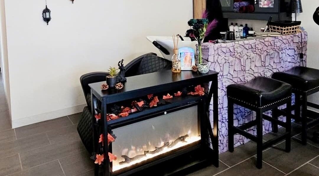 Interno elegante di Jess Hairstylist a Chiasso, Ticino, CH con decorazioni raffinate.