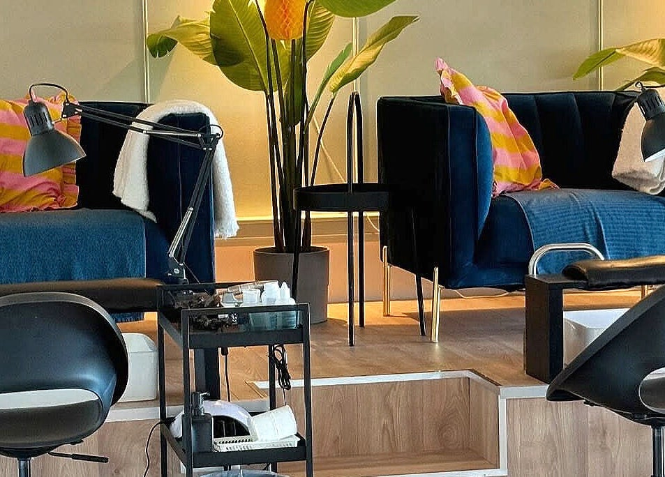 Chic nail care seating area at Feyre Ilusalong in Pärnu, Pärnu Maakond, EE, with stylish decor elements.