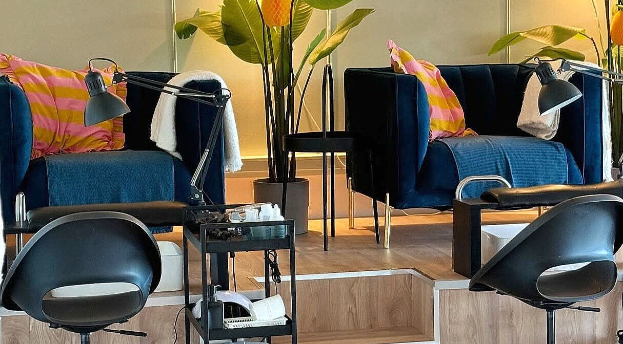 Chic nail care seating area at Feyre Ilusalong in Pärnu, Pärnu Maakond, EE, with stylish decor elements.