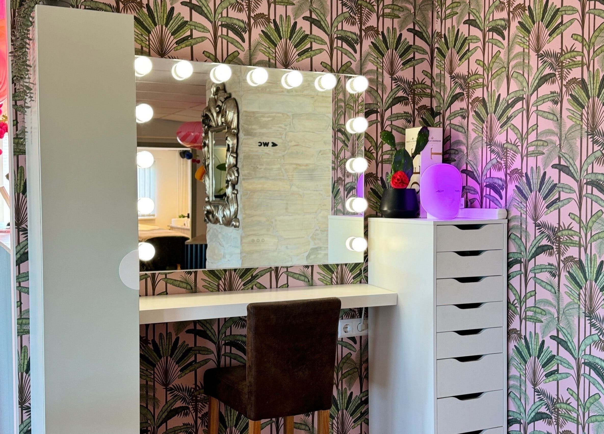 Chic vanity with elegant mirror and lights at Feyre Ilusalong, Pärnu, Pärnu Maakond, EE.