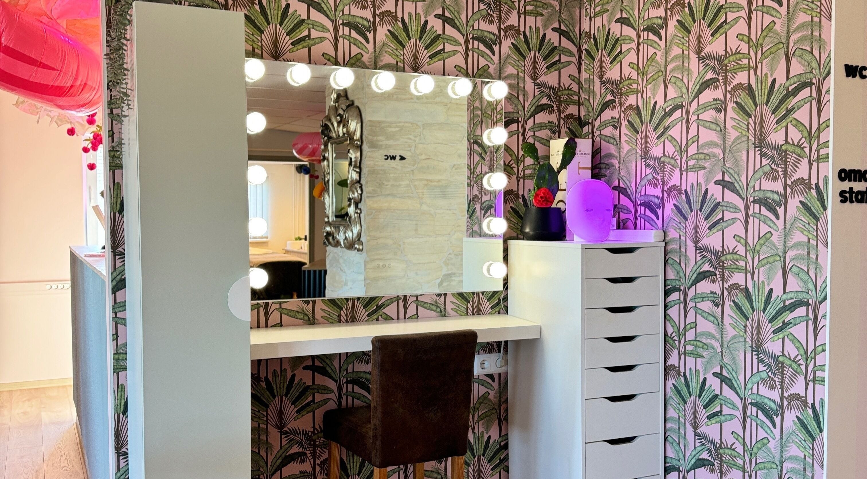 Chic vanity with elegant mirror and lights at Feyre Ilusalong, Pärnu, Pärnu Maakond, EE.