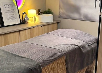 Tranquil treatment room at Feyre Ilusalong, Pärnu, Pärnu Maakond, EE with a cozy massage bed.