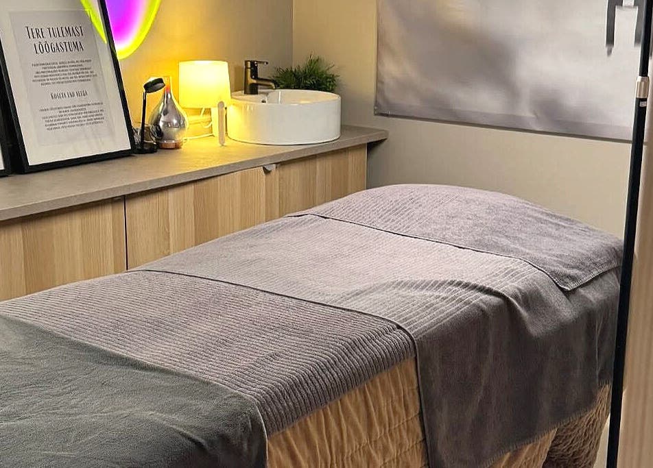 Tranquil treatment room at Feyre Ilusalong, Pärnu, Pärnu Maakond, EE with a cozy massage bed.