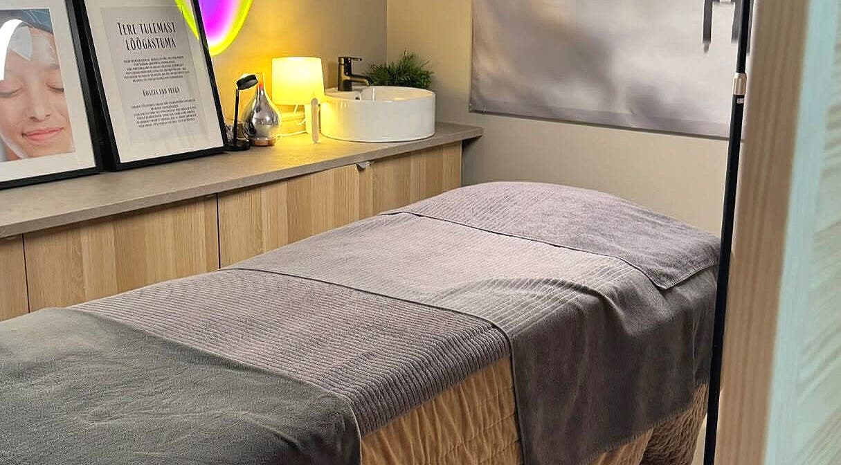 Tranquil treatment room at Feyre Ilusalong, Pärnu, Pärnu Maakond, EE with a cozy massage bed.