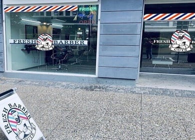 Friskt Barber Cuts' moderne facade i Herning, DK med stilfuldt interiør og tydelig skiltning.