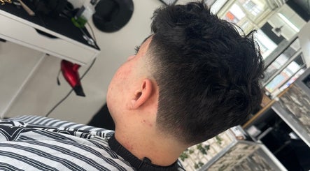 Stilfuld fade klipning hos Fresh Barber Cuts, Herning, DK. Perfekt eksempel på moderne herrehår.