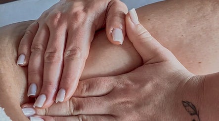 Massagem relaxante no Eblime (Sabrina Barboza), Sintra, Lisboa, PT, destacando mãos profissionais.