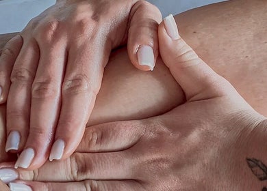 Sessão de massagem em Eblime (Sabrina Barboza), Sintra, Lisboa, PT, mostrando mãos delicadas em pele.