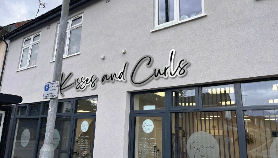 Kisses and curls – kuva 1