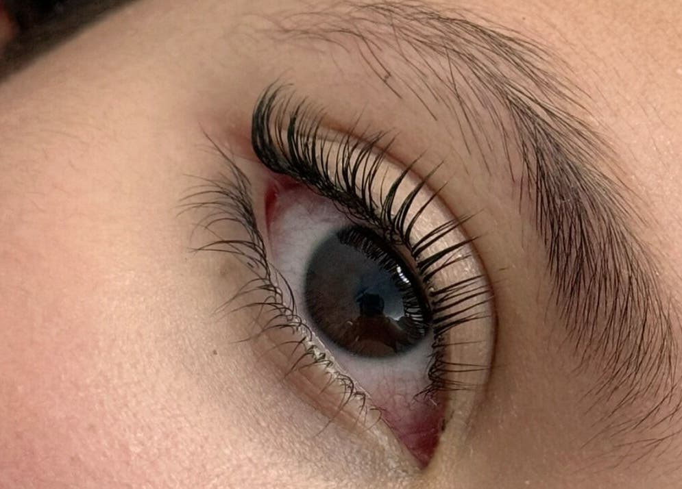 Primer plano de pestañas perfectamente rizadas en Douxemxestadio, Morelia, Michoacán, MX.