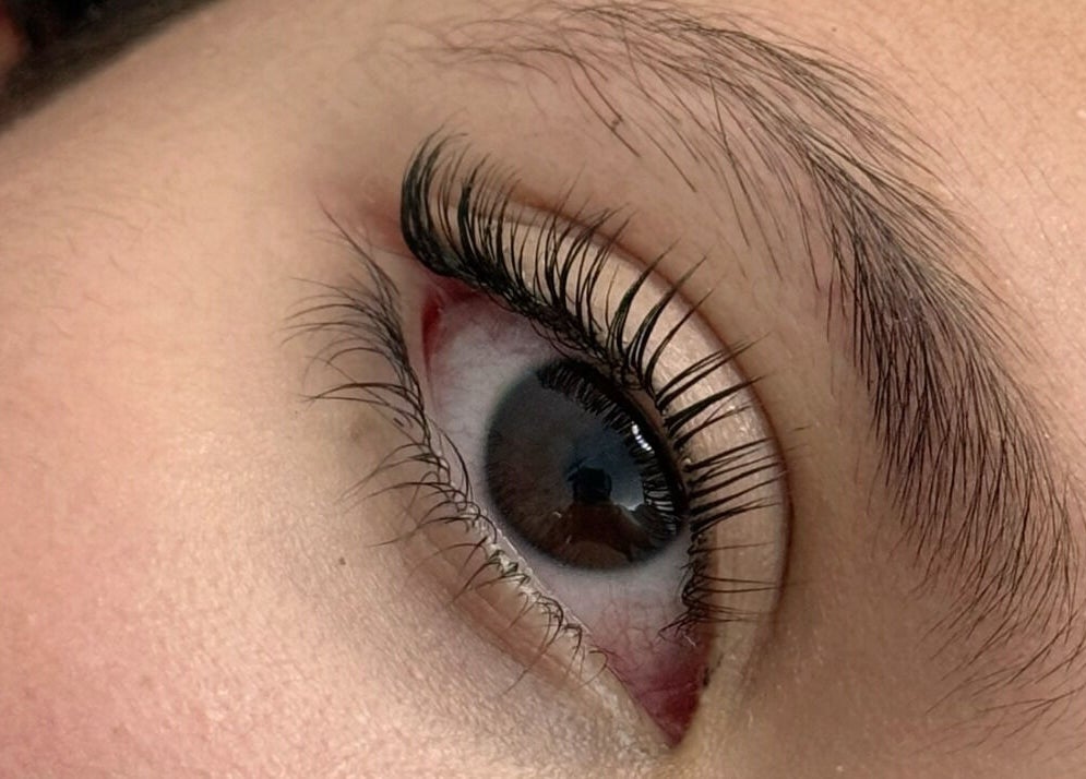 Primer plano de pestañas perfectamente rizadas en Douxemxestadio, Morelia, Michoacán, MX.