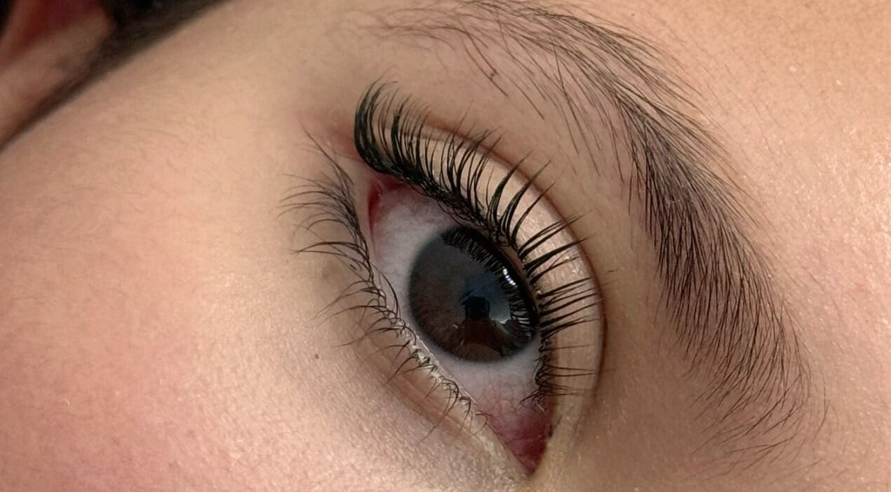 Primer plano de pestañas perfectamente rizadas en Douxemxestadio, Morelia, Michoacán, MX.