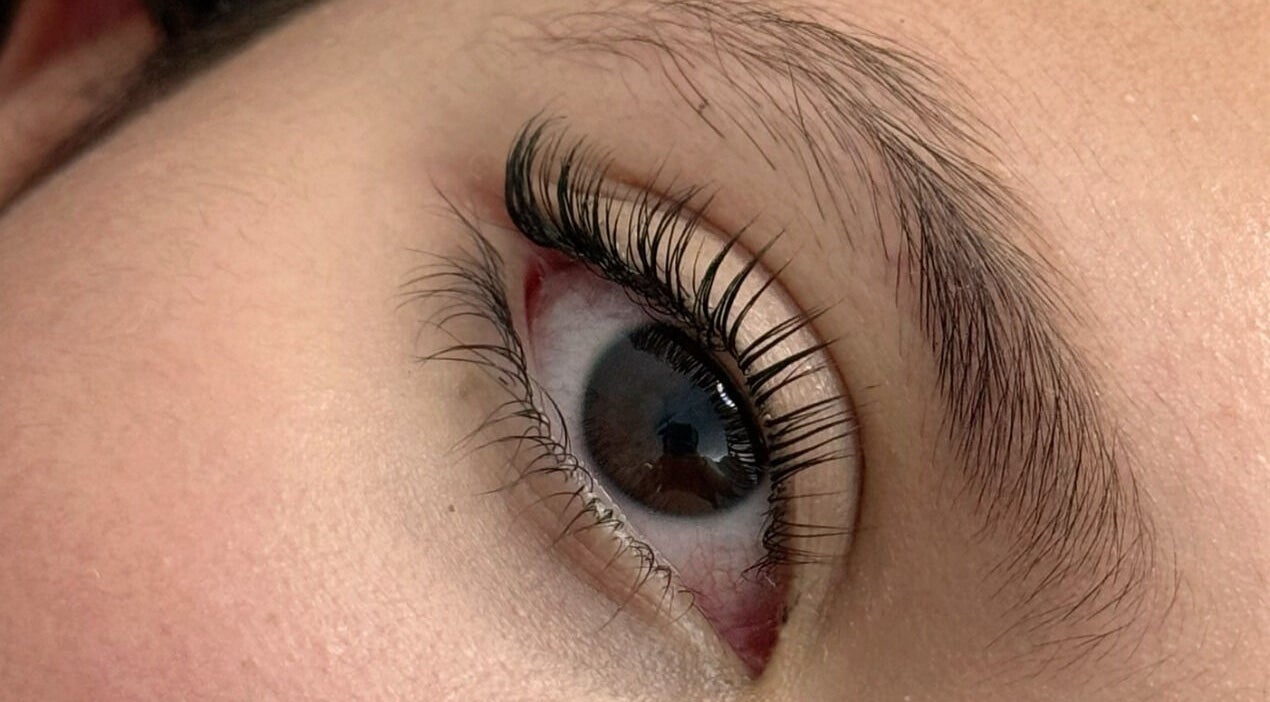 Primer plano de pestañas perfectamente rizadas en Douxemxestadio, Morelia, Michoacán, MX.