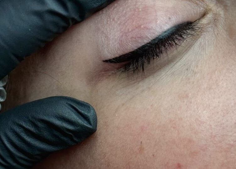 Tratamiento de delineado de ojos en Douxemxestadio, Morelia, Michoacán, MX, resaltando la belleza natural.