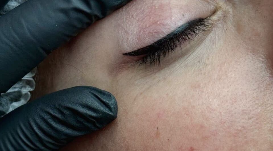 Tratamiento de delineado de ojos en Douxemxestadio, Morelia, Michoacán, MX, resaltando la belleza natural.