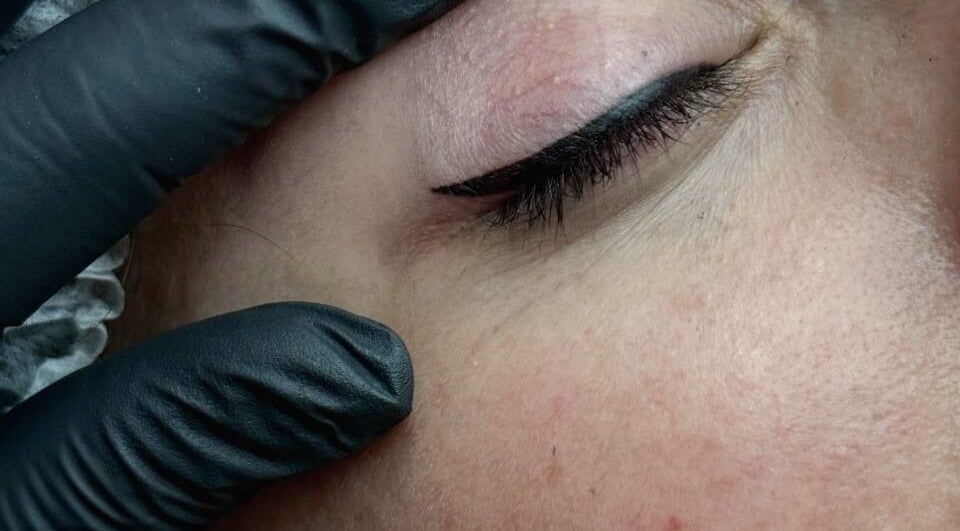 Tratamiento de delineado de ojos en Douxemxestadio, Morelia, Michoacán, MX, resaltando la belleza natural.